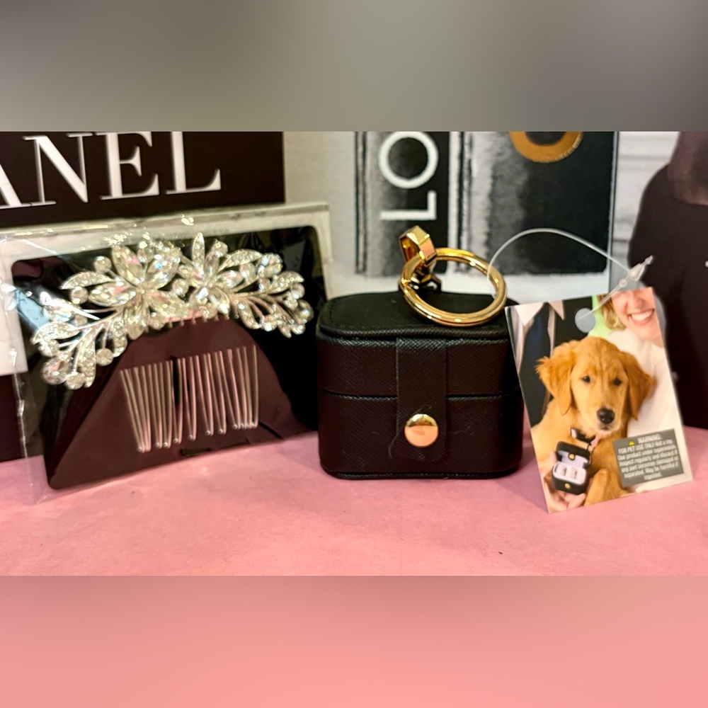 Having your dog in your wedding?
Black 2 Ring Holder For Dog Collars & Hair Comb - Picture 6 of 6